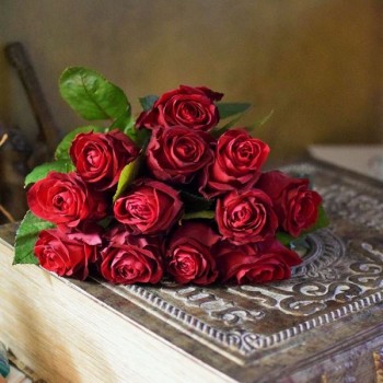 プロポーズの演出に人気の赤バラ花束12本、ダズンローズ