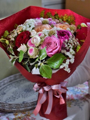 ミックスカラーのバラとナチュラルテイストのお花の花束