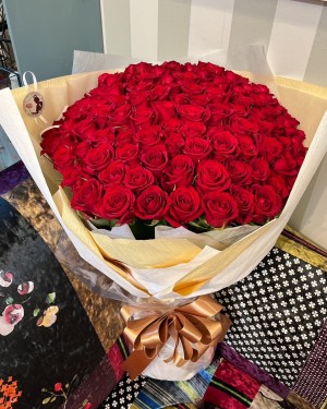 プロポーズの花束を赤バラ108本でカルティエカラーでラッピング