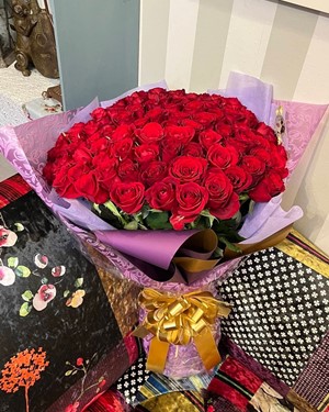 プロポーズの花束を赤バラ108本で、ラプンツェルのラベンダー紫でラッピング