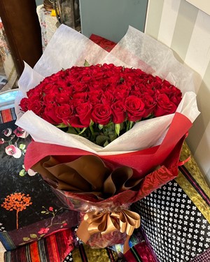 プロポーズの赤バラ108本花束を、大人っぽいイメージでラッピング