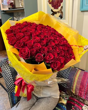 プロポーズの花束をプーさんカラーでラッピング