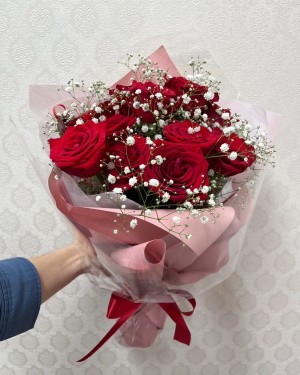 赤バラ12本のダズンローズとカスミソウの花束