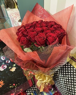プロポーズの花束を赤バラ40本で、赤系でラッピング