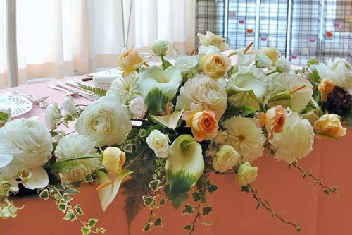 結婚式のメインテーブル装飾を白グリーンで。千葉や幕張、アンソレイエ