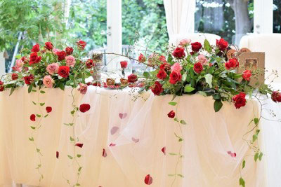 結婚式のメインテーブル装飾を赤バラをテーマに装飾。千葉や幕張、アンソレイエ