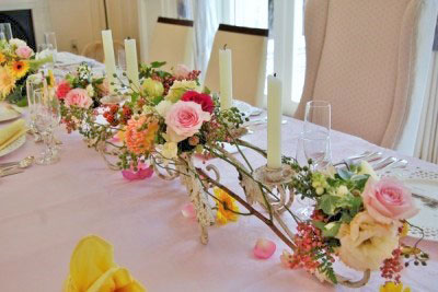 少人数の結婚式をお花で装飾、アンティークなオブジェと共に、千葉や幕張、アンソレイエ。