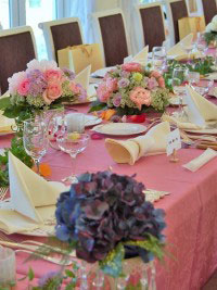 少人数の結婚式をお花で装飾、色を混ぜて可愛い雰囲気、千葉や幕張。