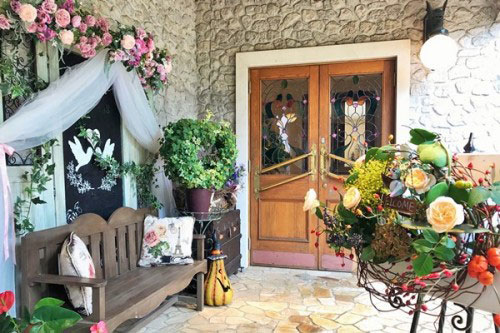 結婚式の入口をお花で装飾。千葉や幕張、アンソレイエ