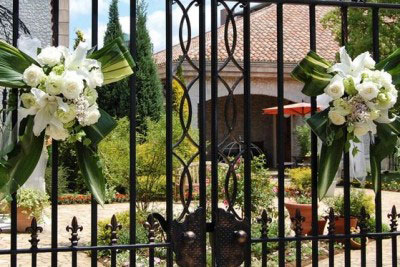 ゲートを白の生花で装飾。千葉や幕張、アンソレイエ
