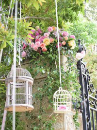 ガーデンの入口のゲートをお花で装飾。千葉や幕張、アンソレイエ