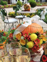 ガーデンのテーブルをお花で装飾。千葉や幕張、アンソレイエ