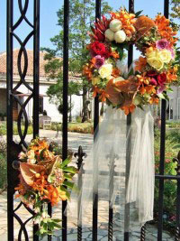 ガーデンの入口のゲートをお花で装飾、秋。千葉や幕張、アンソレイエ
