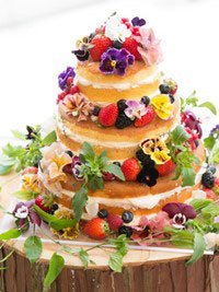 ケーキをお花や果実で装飾、エディブルフラワー