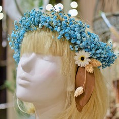 人気のドライフラワーの髪飾り：ブルーのカスミソウ中心の花かんむり